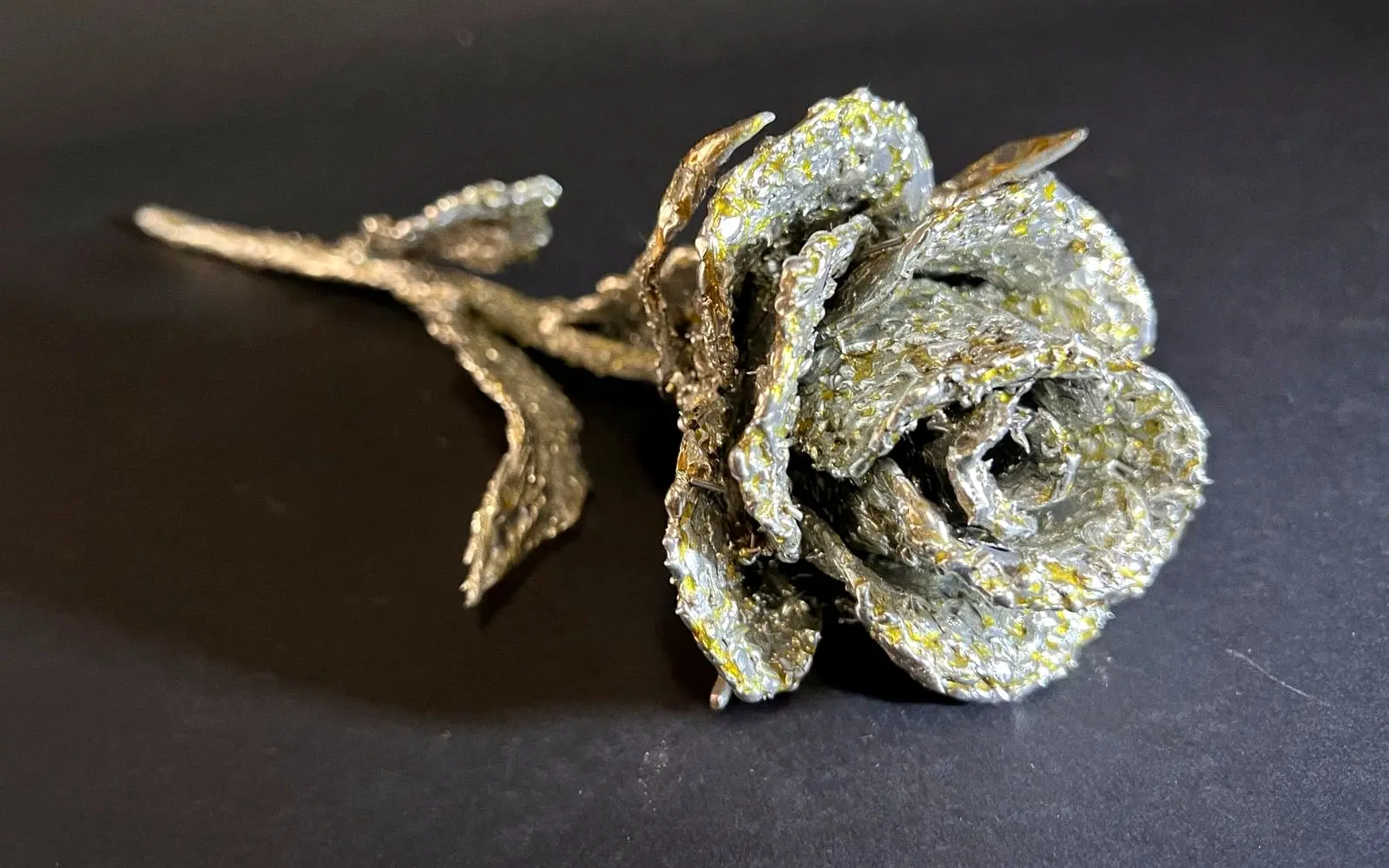 Rosa Dorata — scultura in piombo e stagno